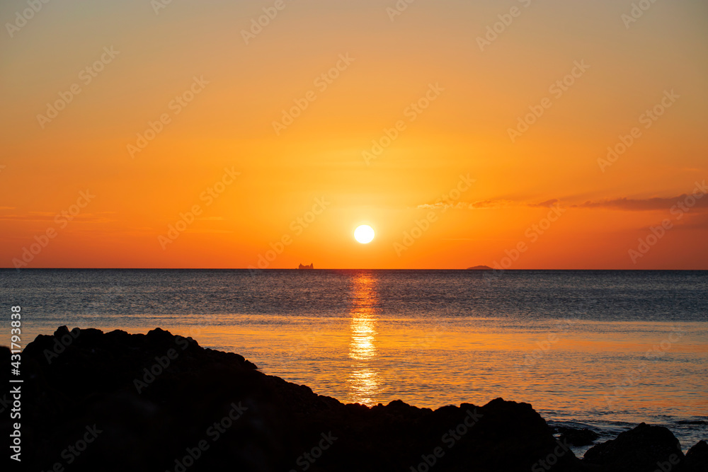  Sunset sea The sky is orange
