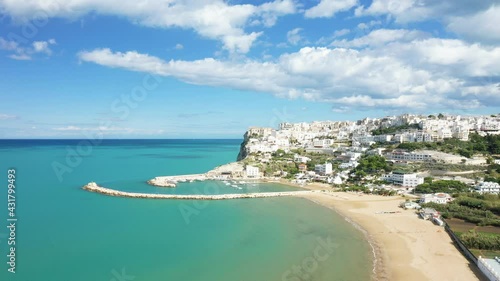 La ville de Peschici, son port de plaisance et sa plage de sable fin au bord de la  mer tyrrhénienne en Europe, en Italie, dans la région des Pouilles, dans la province de Foggia, à Peschici photo