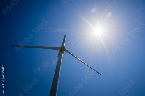 【電気】太陽の下の風力発電のタービン　再生可能エネルギー  © Akio Mic