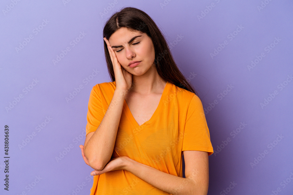 Obraz premium Young caucasian woman isolated on purple background who is bored, fatigued and need a relax day.