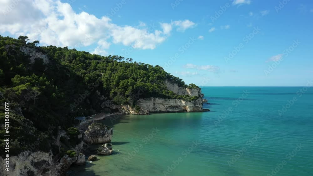Les falaises verdoyantes de la côte italienne se jettent dans la mer tyrrhénienne en Europe, en Italie, dans la région des Pouilles, dans la province de Foggia, à Peschici Les falaises verdoyantes de la côte italienne se jettent dans la mer tyrrhénienne en Europe, en Italie, dans la région des Pouilles, dans la province de Foggia, à Peschici