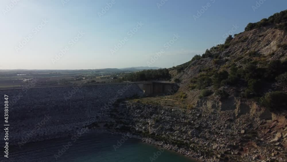 Toma 4k vista de drone de un embalse llegando a una carretera con arboles Toma 4k vista de drone de un embalse llegando a una carretera con arboles