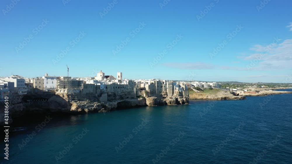 La ville de Polignano a Mare au bord de la mer tyrrhénienne en Europe, en Italie, dans la région des Pouilles, dans la province de Bari La ville de Polignano a Mare au bord de la mer tyrrhénienne en Europe, en Italie, dans la région des Pouilles, dans la province de Bari