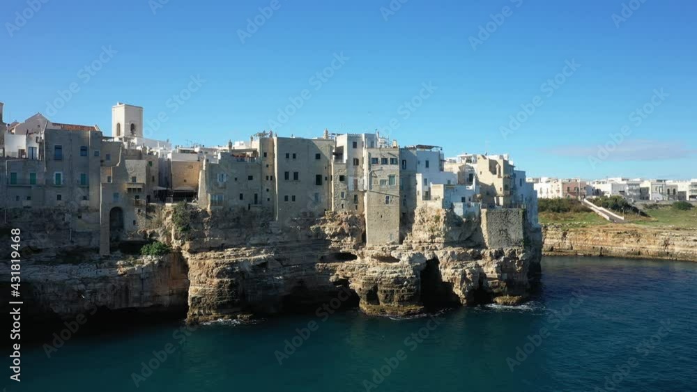 Les façades du centre ville de la ville de Polignano a Mare au bord de la mer tyrrhénienne en Europe, en Italie, dans la région des Pouilles, dans la province de Bari Les façades du centre ville de la ville de Polignano a Mare au bord de la mer tyrrhénienne en Europe, en Italie, dans la région des Pouilles, dans la province de Bari