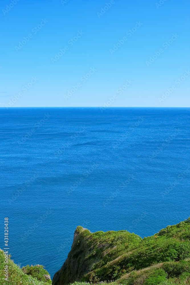 海　水平線と岬