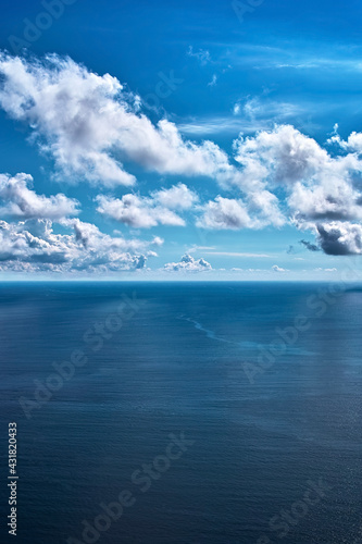 海 紺碧の海面に映る空と雲