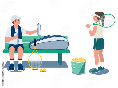 テニスコートのベンチで水を飲み休憩する男性とテニスラケットを持つ女性のベクターイラスト