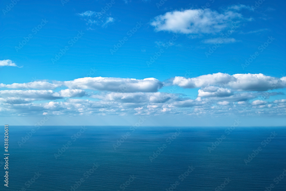 雲が浮かぶ青空と海