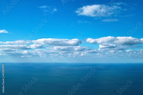 雲が浮かぶ青空と海