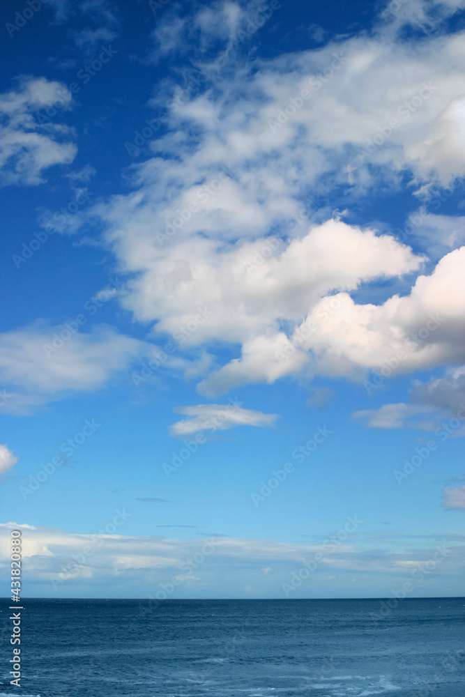 ディープブルーの海と雲