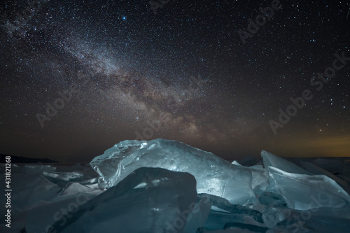 Valokuva Night stars milky way time lapse at lit big blue ice blocks