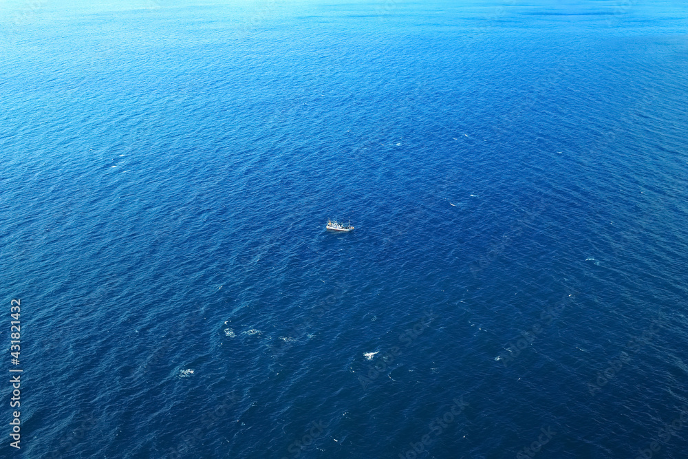 風に波立つ海を進む船