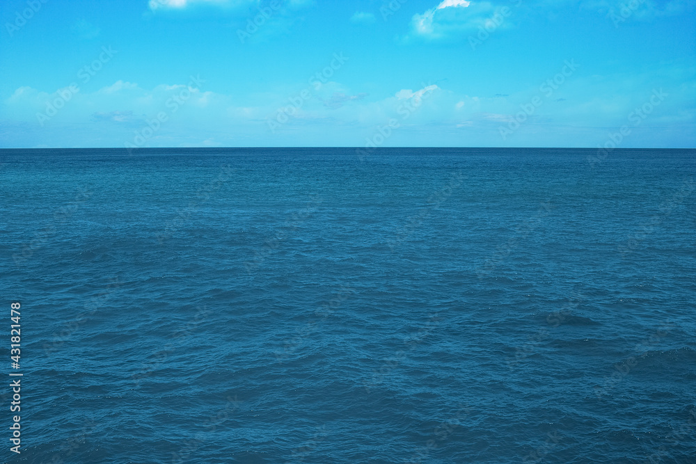 青空と穏やかな青い海