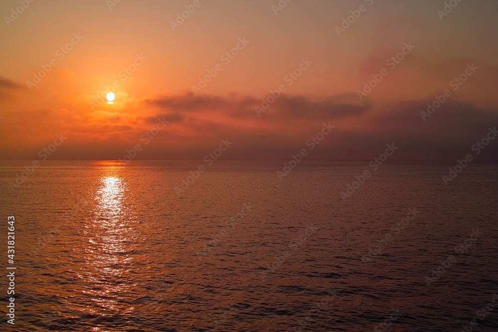 海を照らす赤い夕日