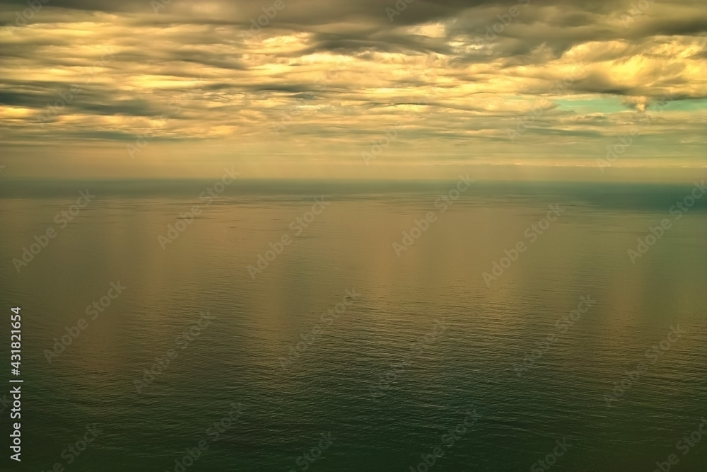 黄金色の空を反射する海