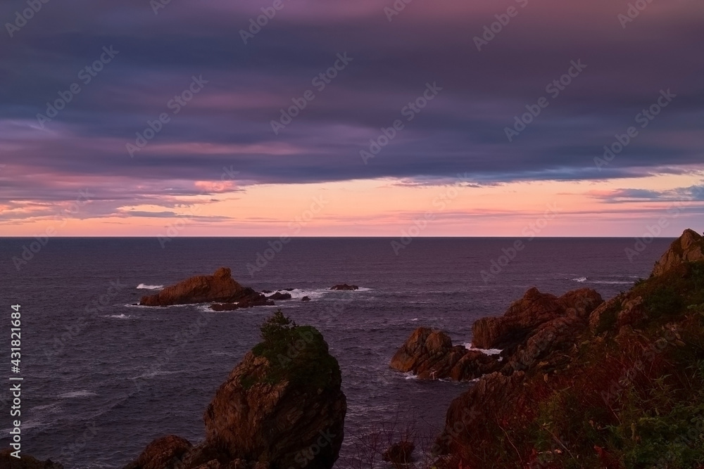 紫色に染まる夕暮れの海