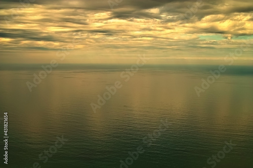 黄金色の空を反射する海