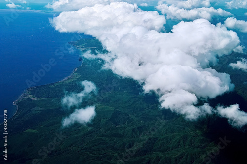 雲の下に見える海と陸