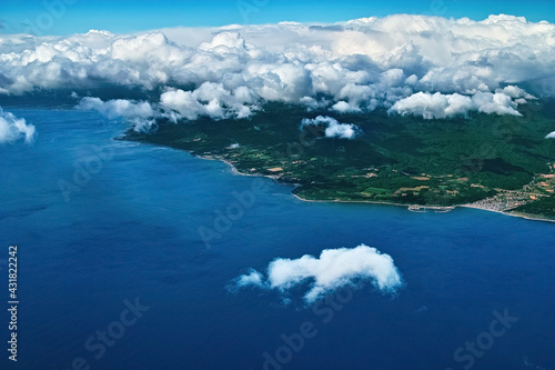 厚い雲の下の海岸線