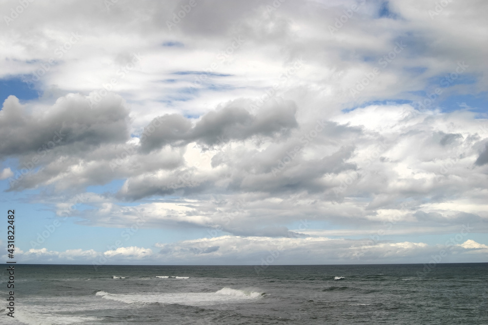 海と雲の多い空