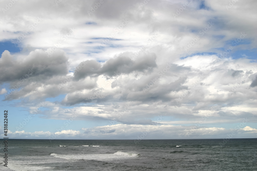 Fototapeta premium 海と雲の多い空
