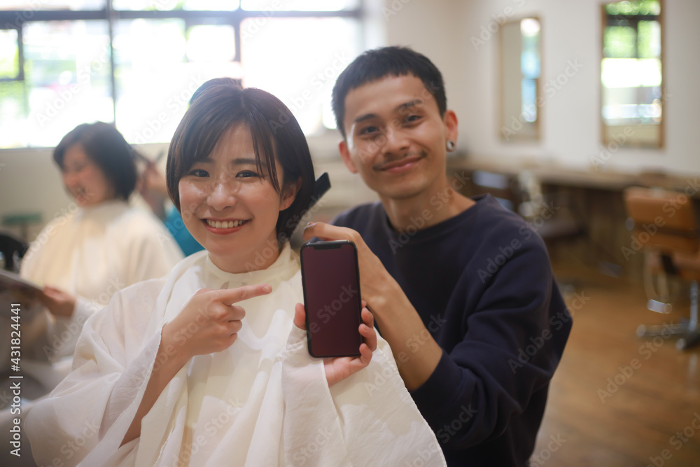 スマートフォンを持つ女性 美容室イメージ スマートフォンを持つ女性 美容室イメージ