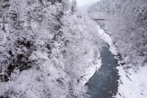 美瑛川と春の雪  © TATSUYA UEDA