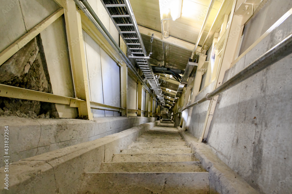 Fototapeta premium ダム内部の点検用の階段（丸沼堰堤・群馬）