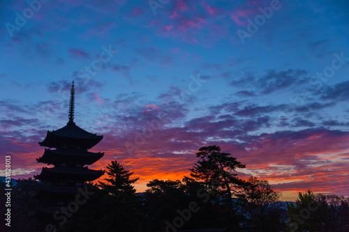 奈良 興福寺 五重塔と朝焼け 横位置