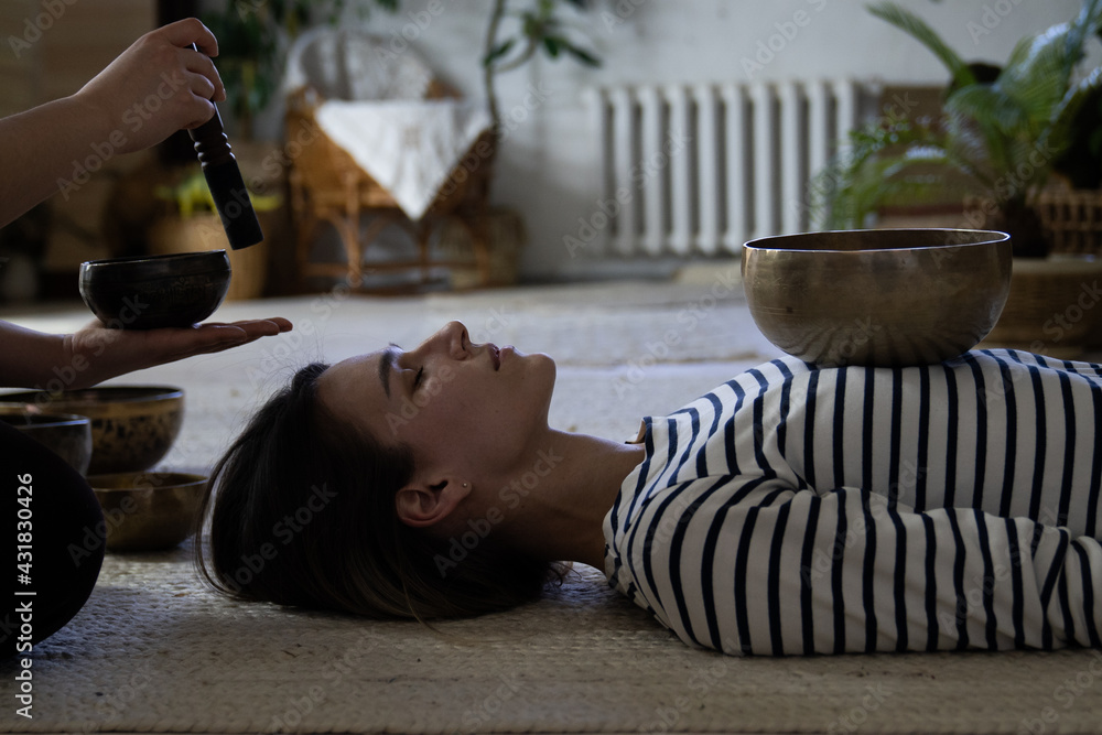 Ταπετσαρία Tibet medicine: using of singing bowls for massage and sound therapy
