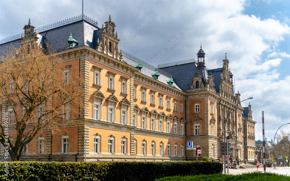 Allgemeiner Blick auf das Landgericht Hamburg Strafjustizgebäude und blauem Himmel, Hamburg, Deutschland Mai 02. 2021