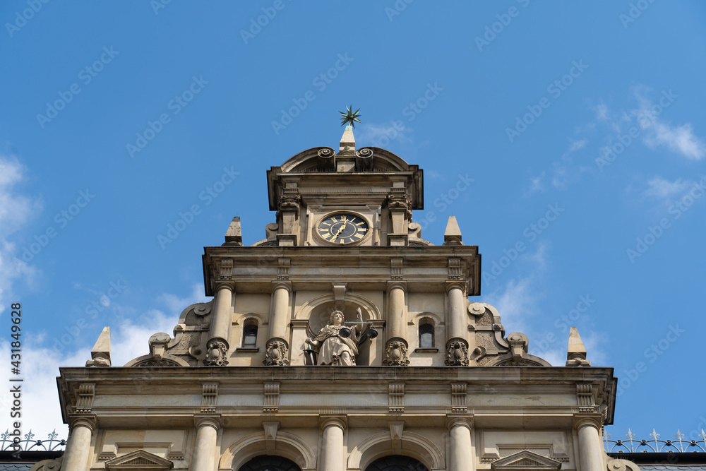 Blick auf den oberen Teil des Landgericht Hamburg Strafjustizgebäude mit der Figur der Göttin des Rechts Justitia und der Uhr, Hamburg, Deutschland