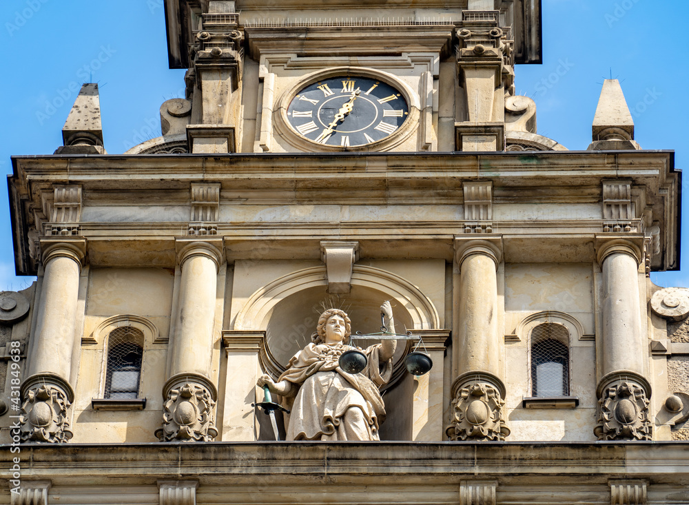 Blick auf den oberen Teil des Landgericht Hamburg Strafjustizgebäude mit der Figur der Göttin des Rechts Justitia und der Uhr, Hamburg, Deutschland