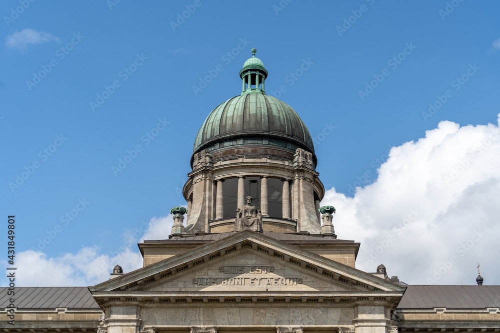 Turm des Hanseatisches Oberlandesgericht Hamburg mit der Figur der Justitia und rechts und links je eine Sphinx-Figur als Symbol für die Gerechtigkeit, Deutschland