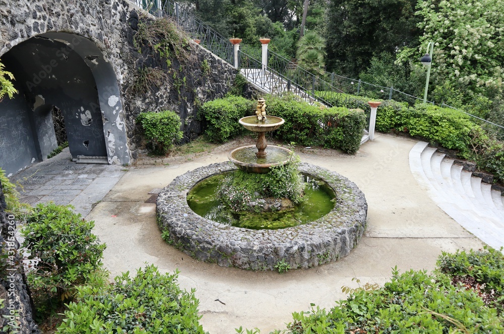 Napoli - Fontana a Villa Floridiana Napoli - Fontana a Villa Floridiana