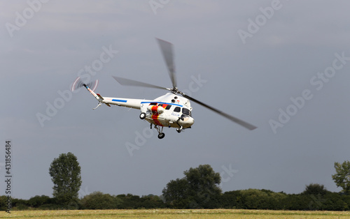 Helikopter policyjny w akcji poszukiwawczej na niebie. 