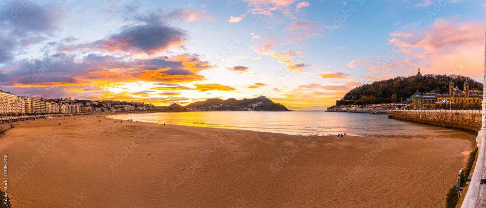 Fototapeta premium Panoramic at sunset on the beautiful beach of La Concha in the city of San Sebastian, in the province of Gipuzkoa in the Basque Country