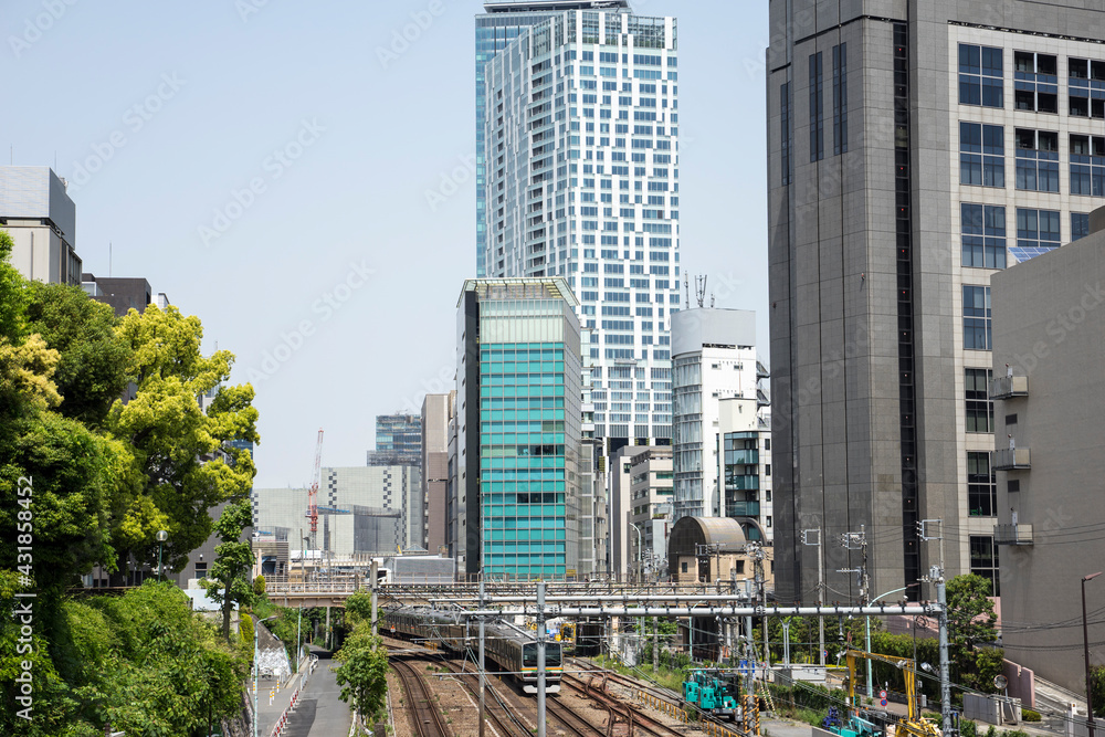 Obraz premium 鉄道橋から望む渋谷駅のビル群