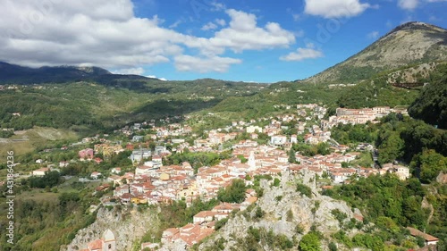 La ville de Lauria au pieds des montagnes verdoyantes en Europe, en Italie, en Basilicate, dans la province de Potenza photo