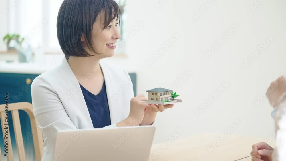 カップルと面談する女性　ハウスメーカー　設計士