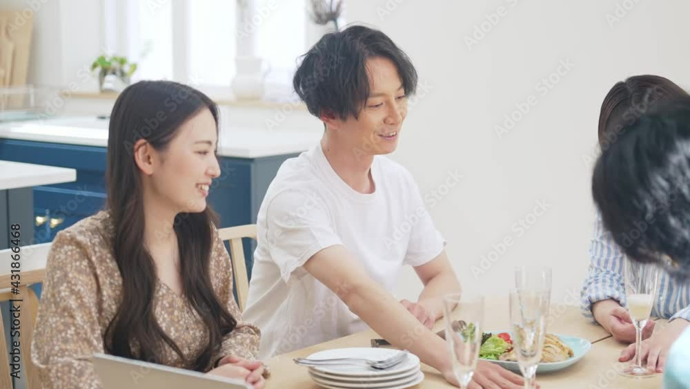 乾杯する人々 ホームパーティー 乾杯する人々 ホームパーティー