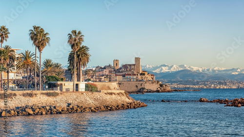 Fototapeta Naklejka Na Ścianę i Meble -  The coastline on the French Riviera in Antibes