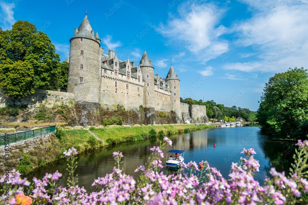 Josselin, cité de caractère et village fleuri, baigné par la rivière l'Oust, se situe dans la Morbihan en Bretagne.	