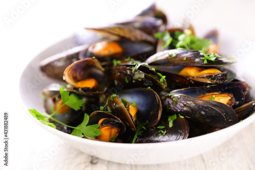 mussel with wine and parsley