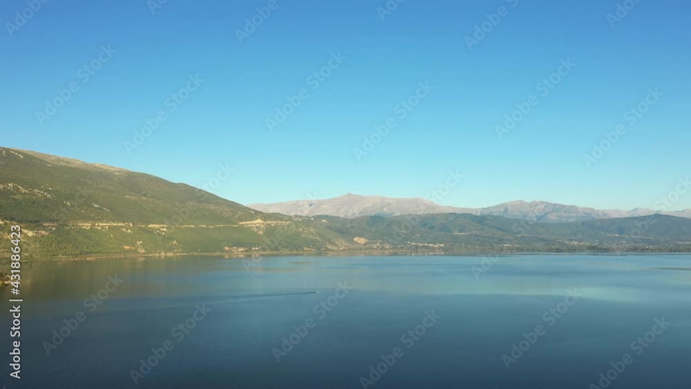 Le lac Pamvotis ou Pamvotida ou lac de Ioannina à Ioannina, en Épire, en Grèce, en été. Le lac Pamvotis ou Pamvotida ou lac de Ioannina à Ioannina, en Épire, en Grèce, en été.
