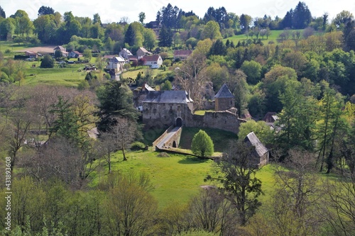 Vue sur la forteresse de Ségur-le-Château .(Corrèze)