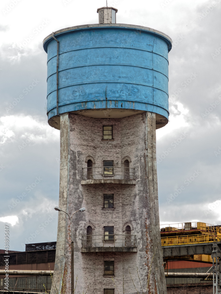 Wieża przy fabryce