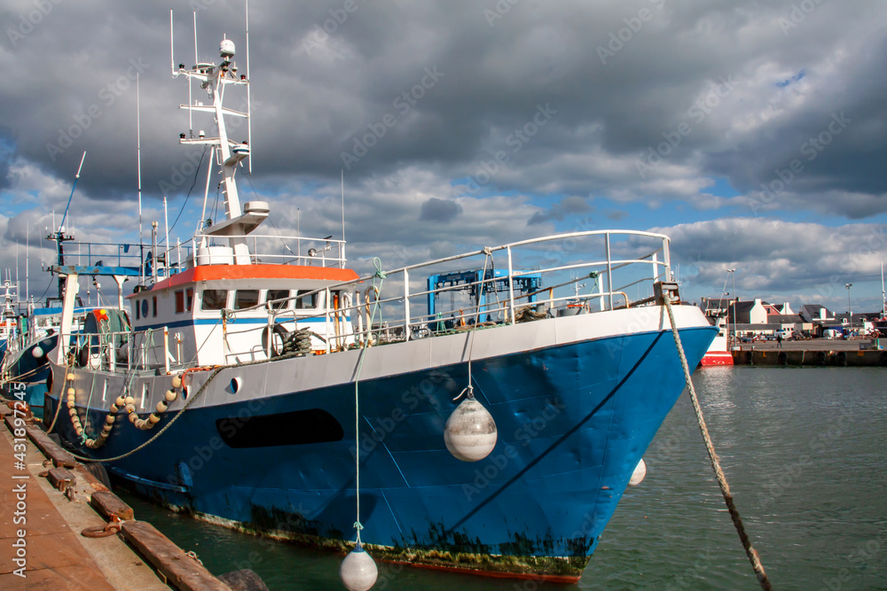 Chalutier à quai au port du Guilvinec, Finistère, Bretagne Stock Photo