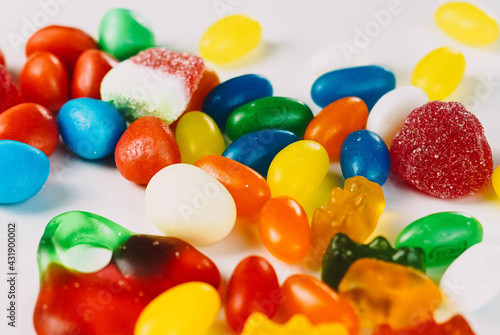 Muchas golosinas y caramelos sobre un fondo blanco. Concepto exceso de azucares © dolores