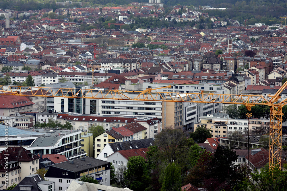 baukran für neue bebauung von wohnungen innenstadt stuttgart 